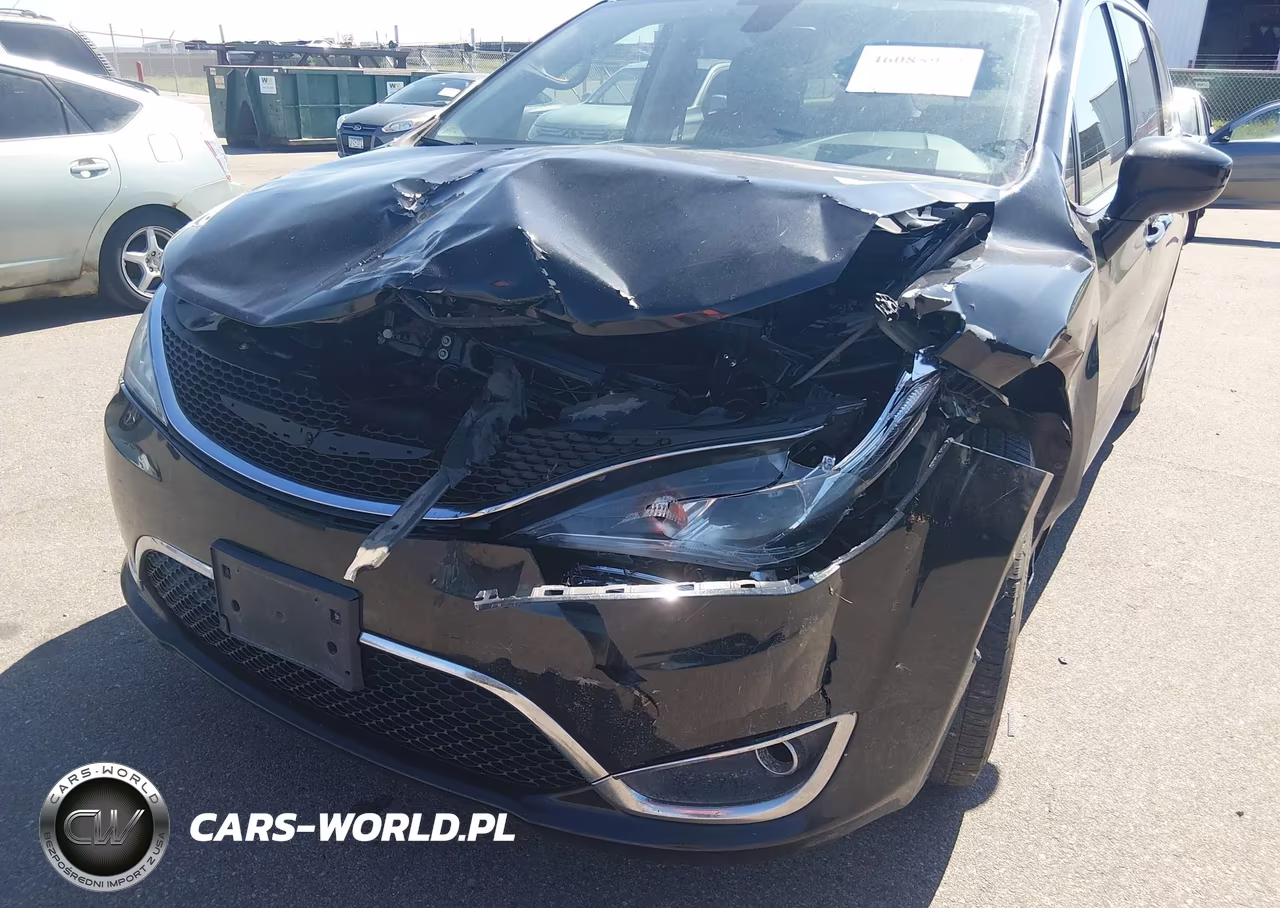 2019 Chrysler Pacifica Touring Plus VIN:2C4RC1FG0KR575085 - 6
