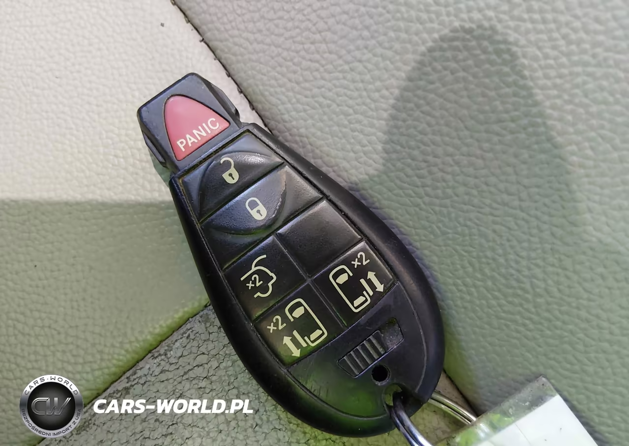 2015 Chrysler Town & Country Touring VIN:2C4RC1BG5FR654781 - 11