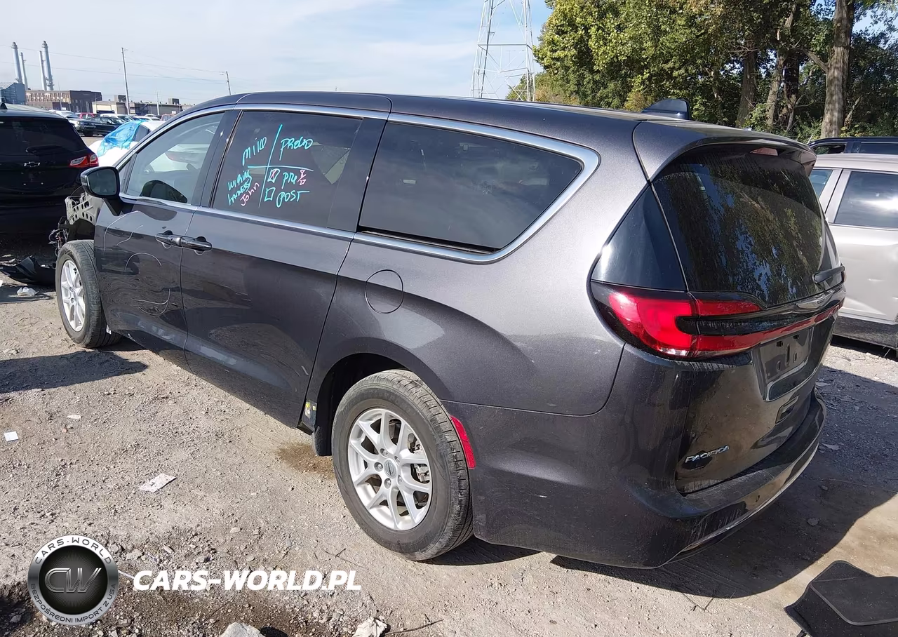 2023 Chrysler Pacifica Touring L VIN:2C4RC1BGXPR602466 - 3