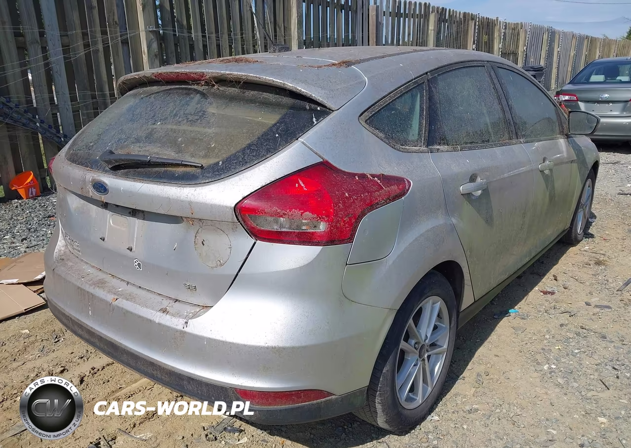 2017 Ford Focus Se VIN:1FADP3K27HL208972 - 4