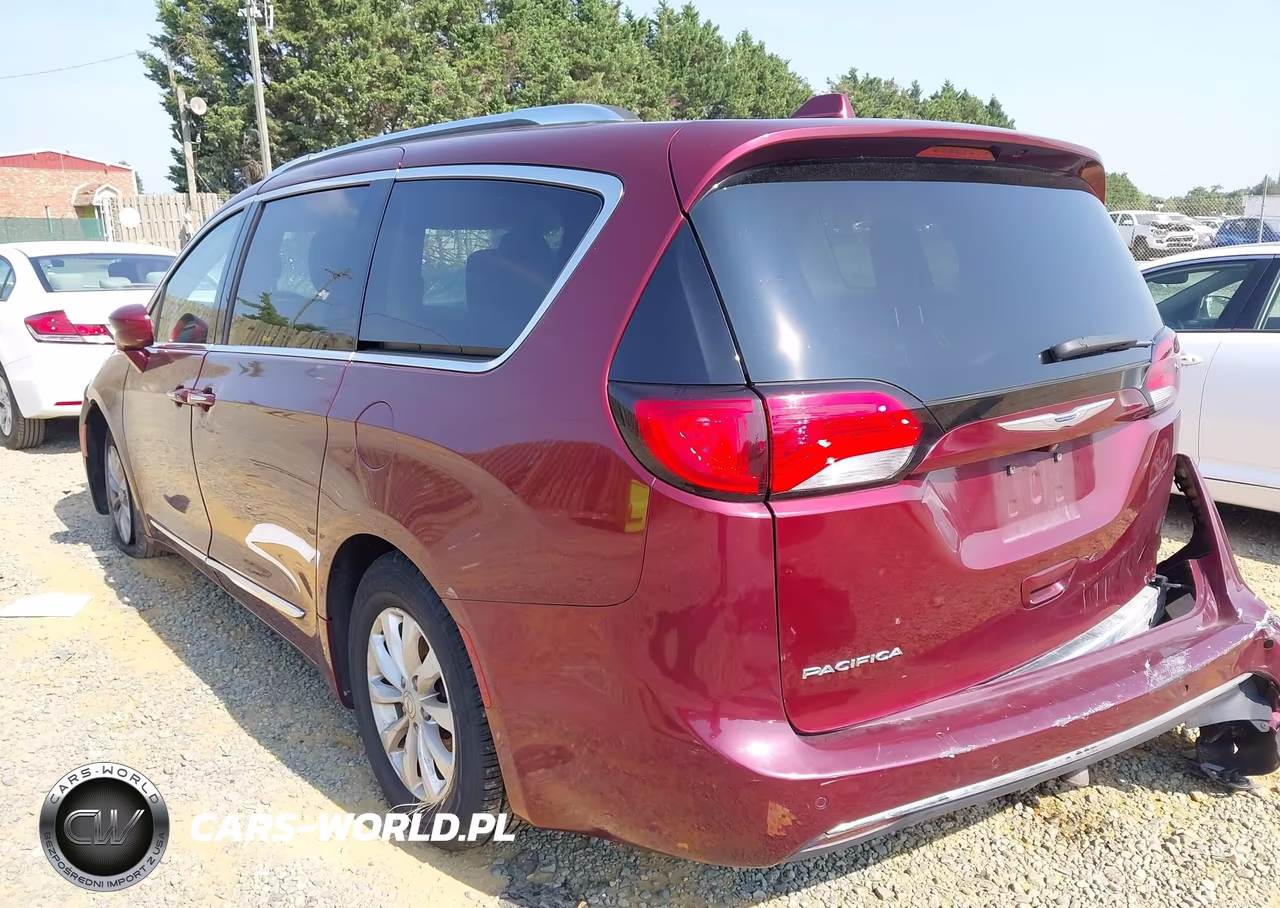 2019 Chrysler Pacifica Touring L VIN:2C4RC1BG6KR554876 - 3