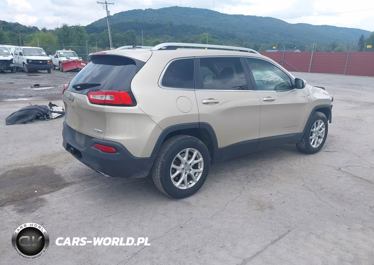 2015 Jeep Cherokee Latitude VIN:1C4PJMCS0FW529437 - 4