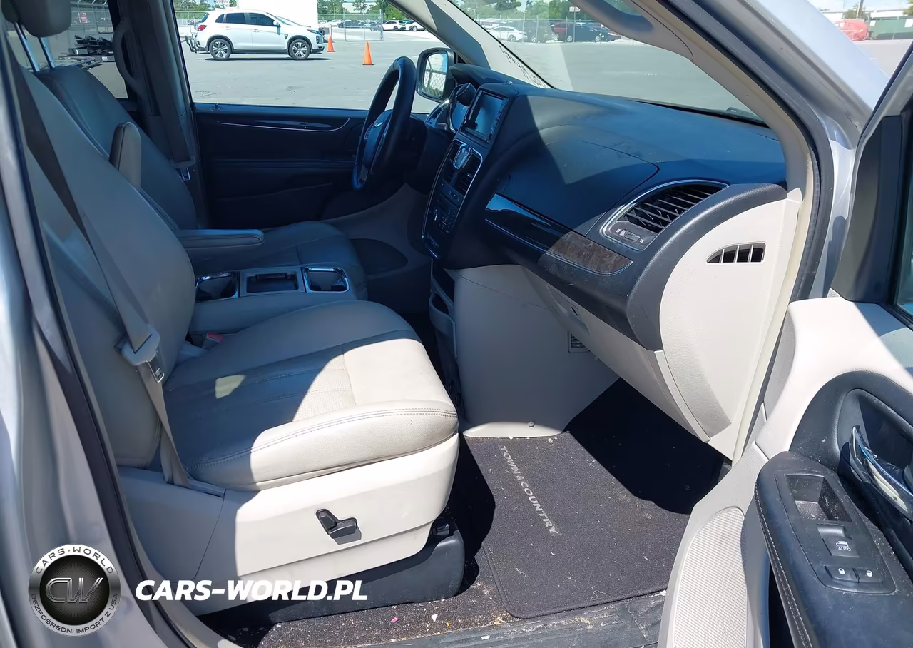 2011 Chrysler Town & Country Touring-L VIN:2A4RR8DG2BR677542 - 5