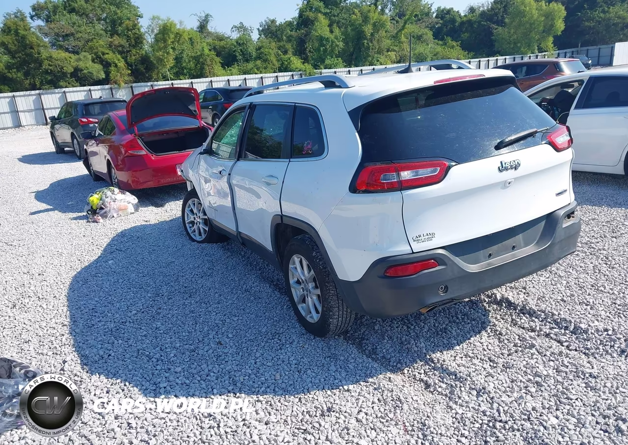 2018 Jeep Cherokee Latitude Plus Fwd VIN:1C4PJLLB6JD590659 - 3