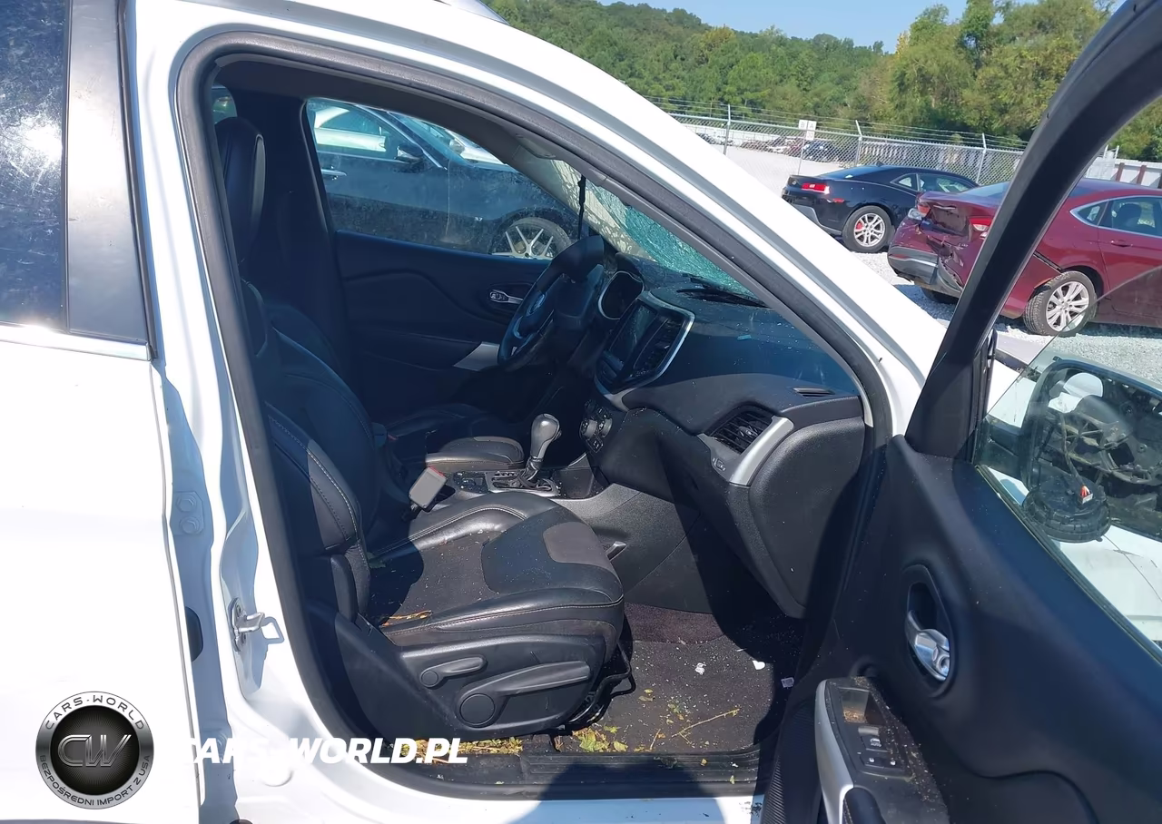 2018 Jeep Cherokee Latitude Plus Fwd VIN:1C4PJLLB6JD590659 - 5