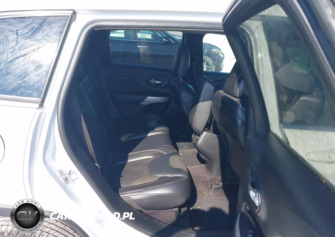 2018 Jeep Cherokee Latitude Plus Fwd VIN:1C4PJLLB6JD590659 - 8