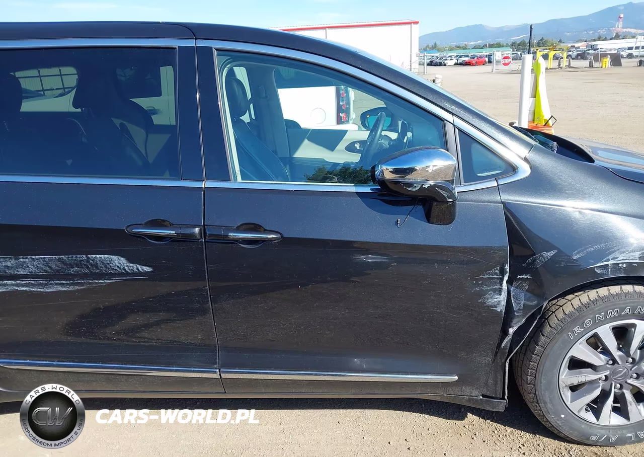 2023 Chrysler Pacifica Hybrid Limited VIN:2C4RC1S72PR632691 - 18