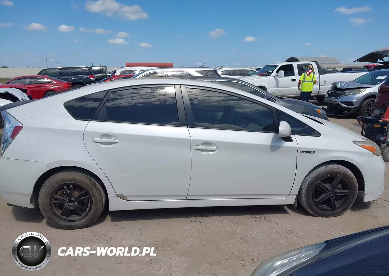 2013 Toyota Prius Two VIN:JTDKN3DUXD0345616 - 13