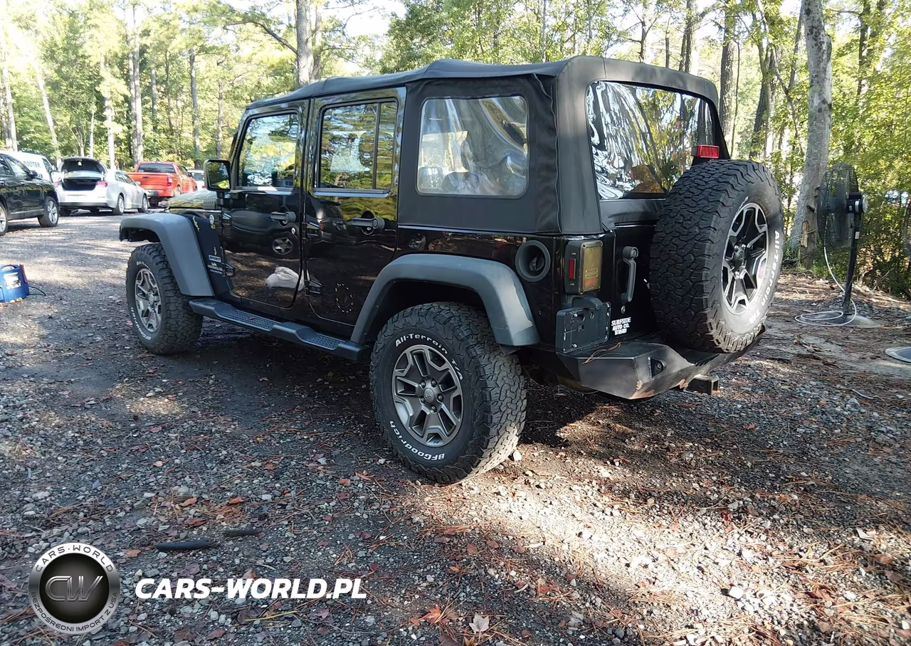 2015 Jeep Wrangler Unlimited Sport VIN:1C4BJWDG4FL668956 - 3