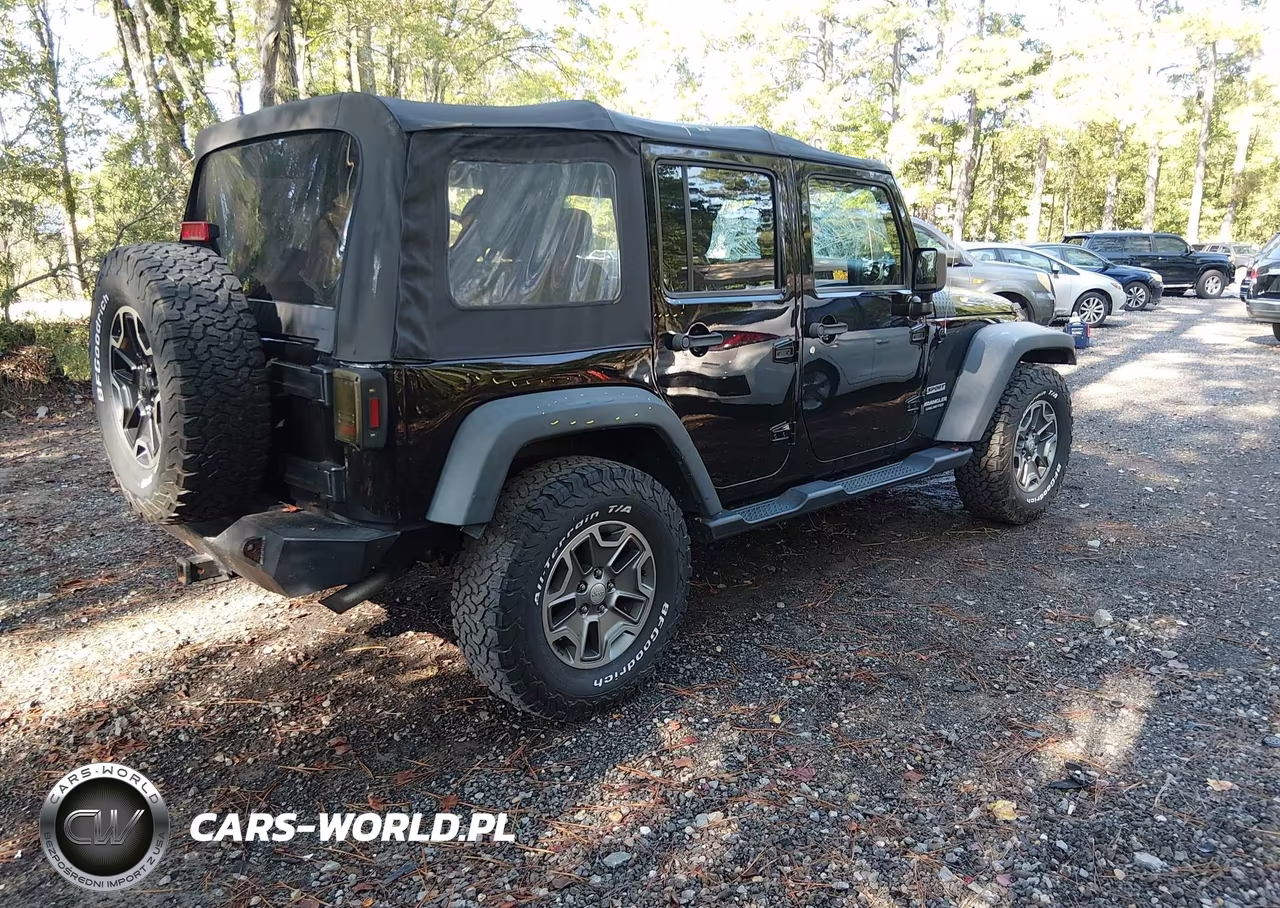 2015 Jeep Wrangler Unlimited Sport VIN:1C4BJWDG4FL668956 - 4