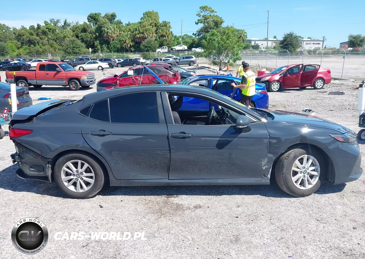 2025 Toyota Camry Le VIN:4T1DAACKXSU047108 - 13