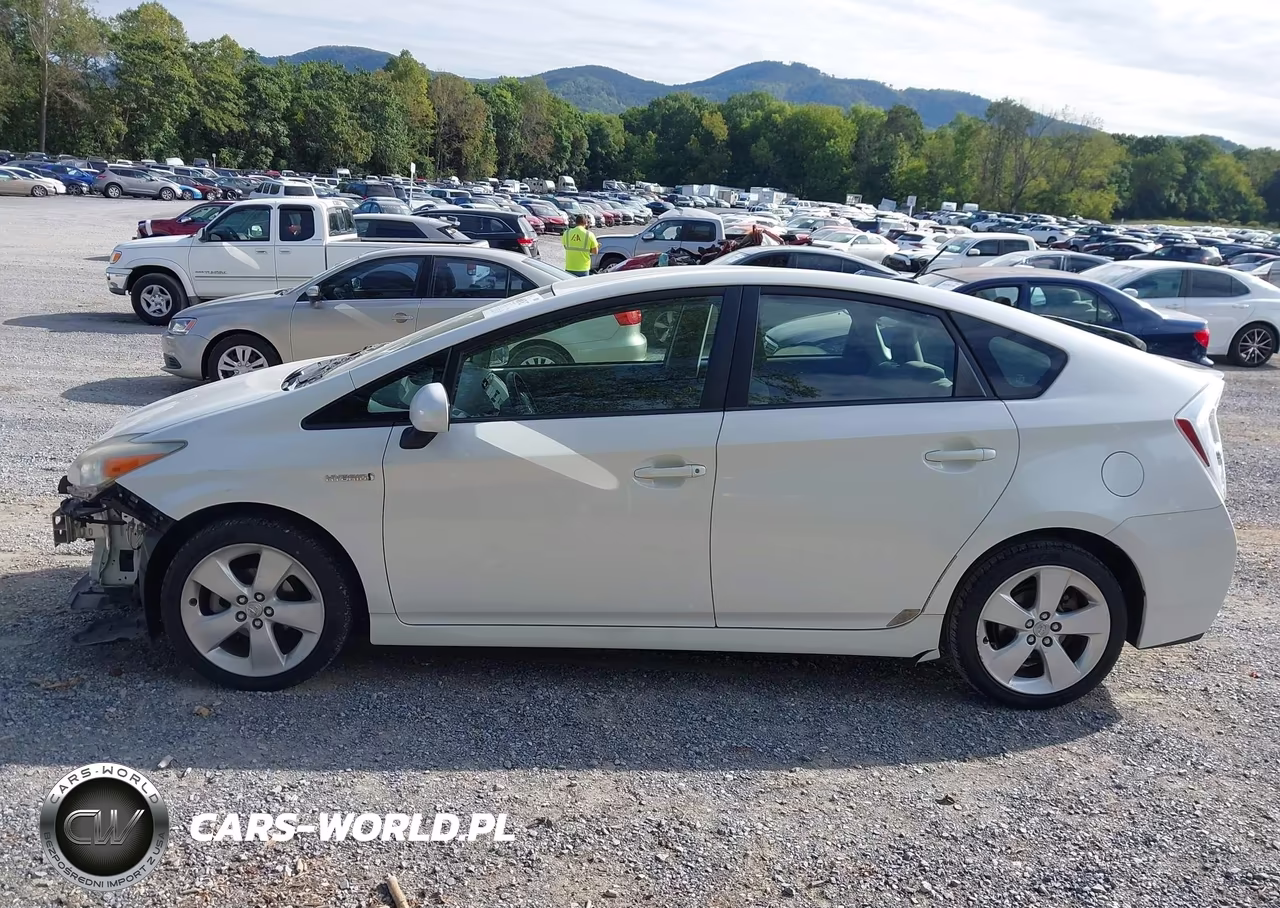 2011 Toyota Prius Two VIN:JTDKN3DU2B0275428 - 14