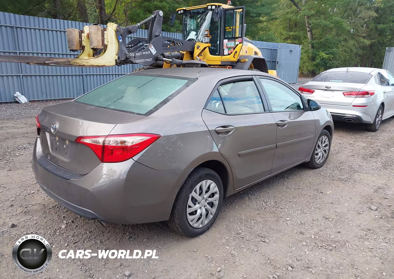 2017 Toyota Corolla Le VIN:2T1BURHE4HC953264 - 4