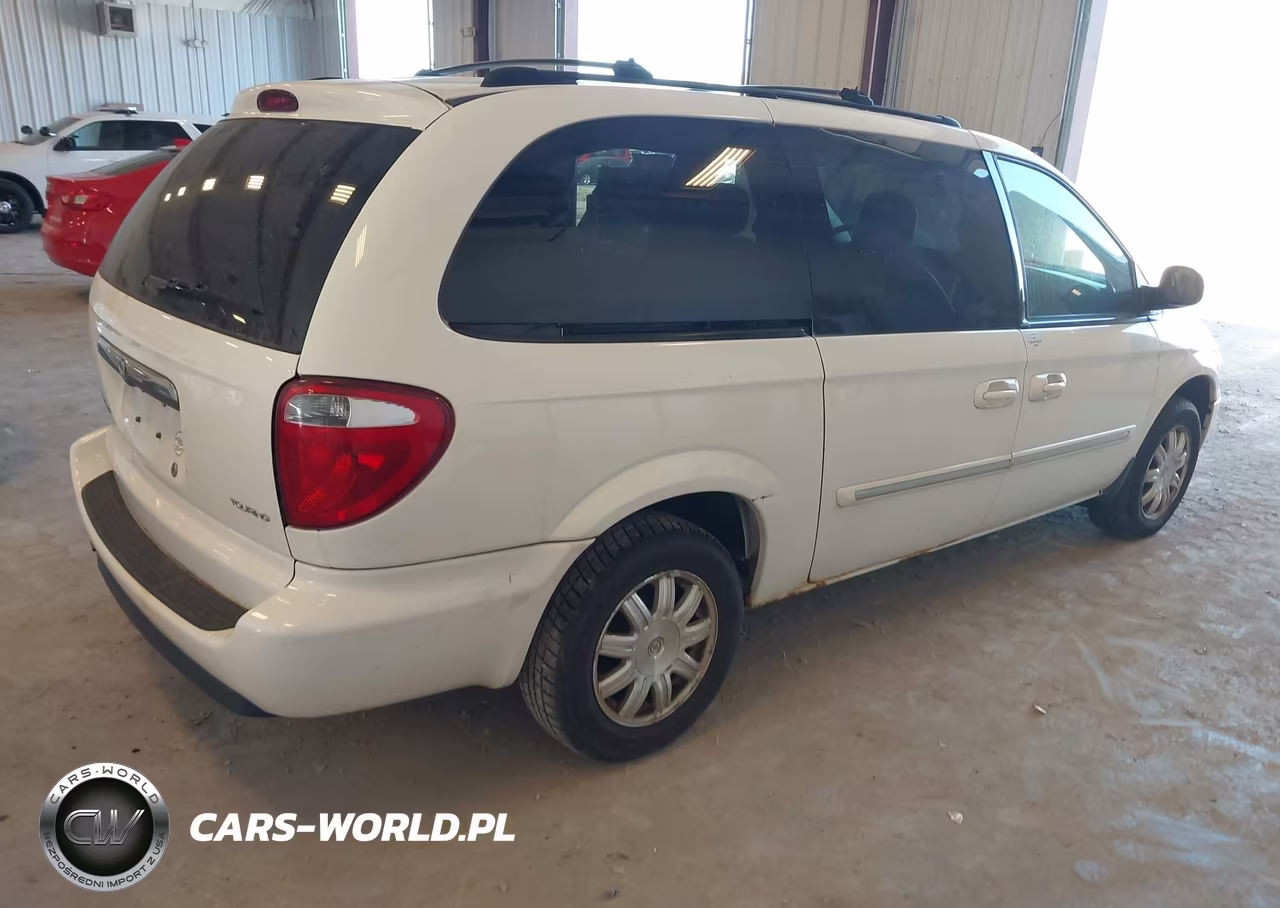 2005 Chrysler Town & Country Touring VIN:2C8GP54L85R582548 - 4