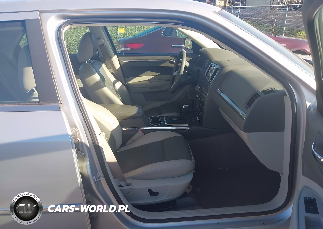 2008 Chrysler 300 Touring VIN:2C3LA53G28H319637 - 5