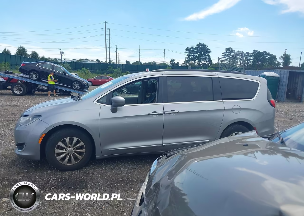 2017 Chrysler Pacifica Touring-L VIN:2C4RC1BG7HR795063 - 14