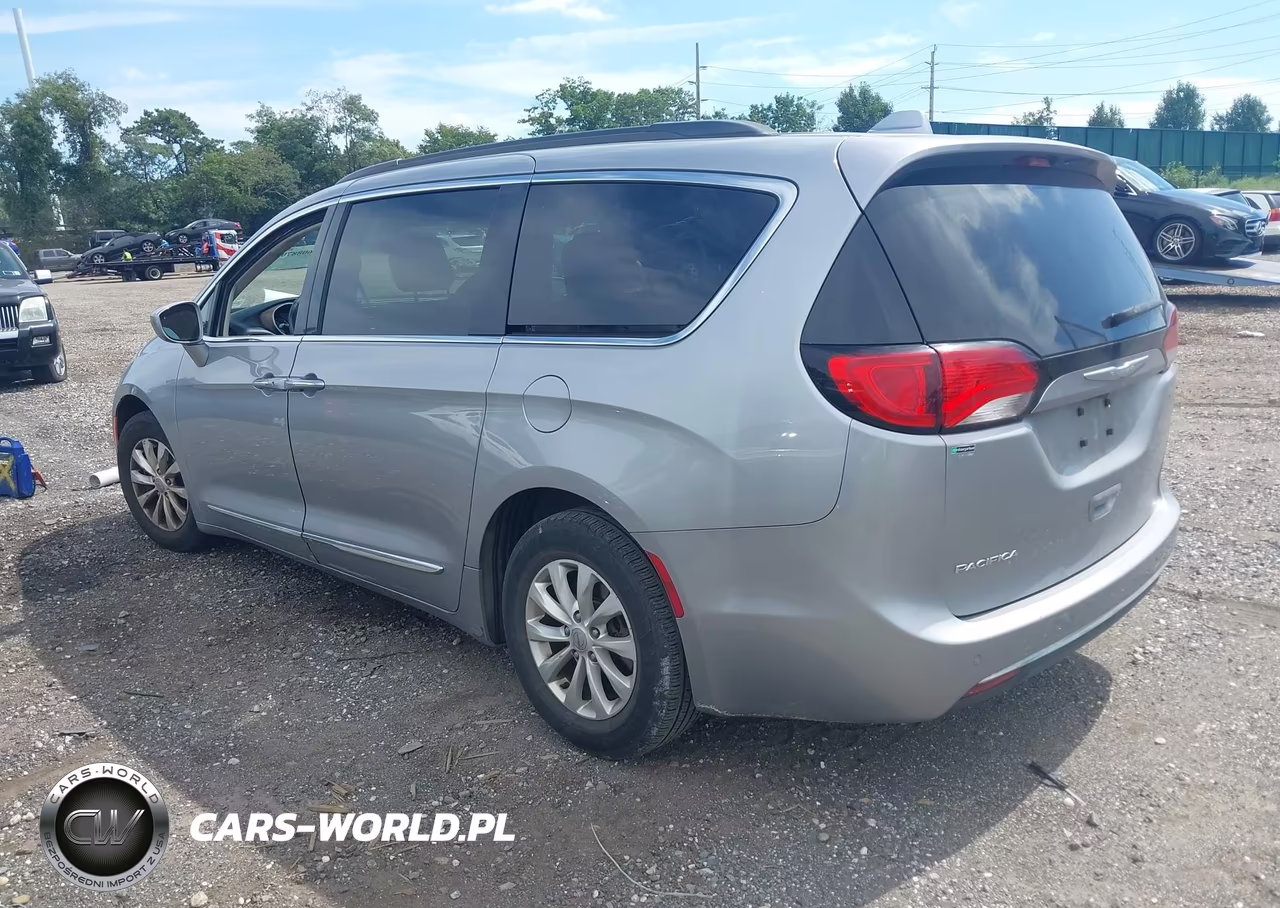 2017 Chrysler Pacifica Touring-L VIN:2C4RC1BG7HR795063 - 3