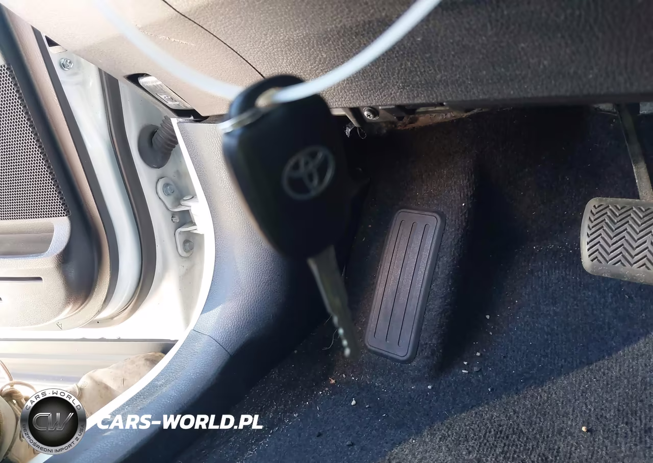 2018 Toyota Rav4 Le VIN:JTMBFREVXJJ217860 - 11