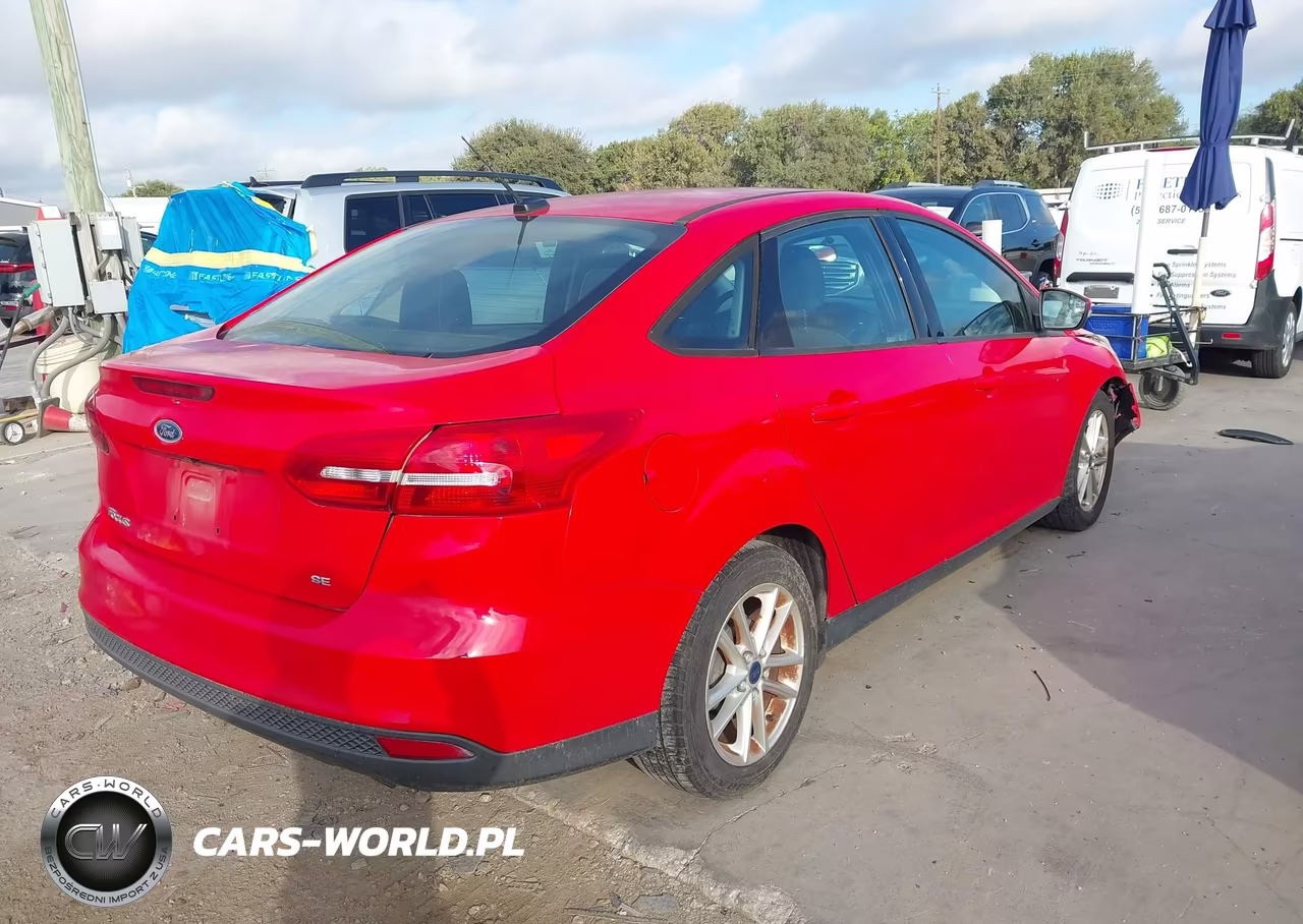 2016 Ford Focus Se VIN:1FADP3F21GL336553 - 4