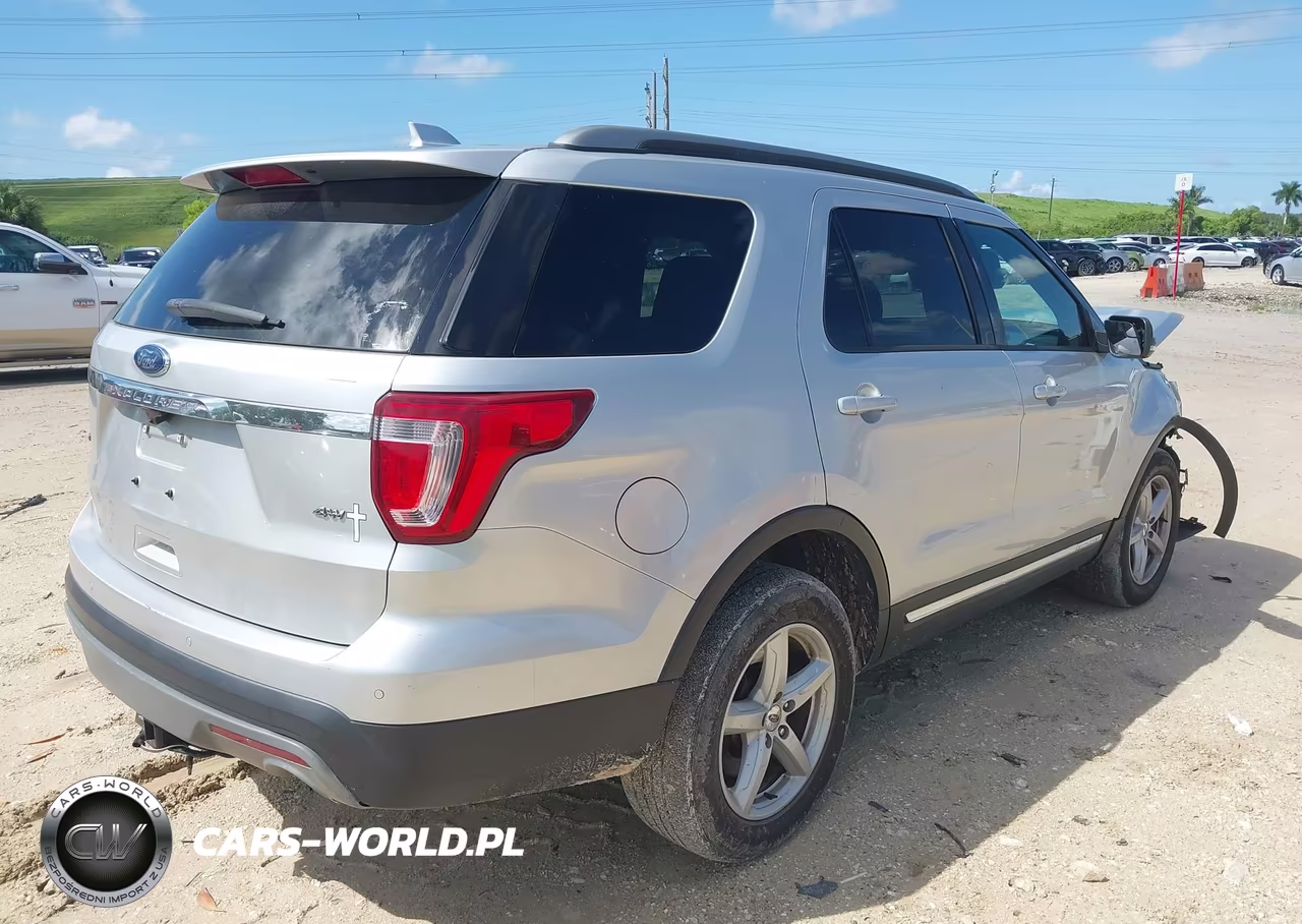 2017 Ford Explorer Xlt VIN:1FM5K8D81HGD05567 - 4