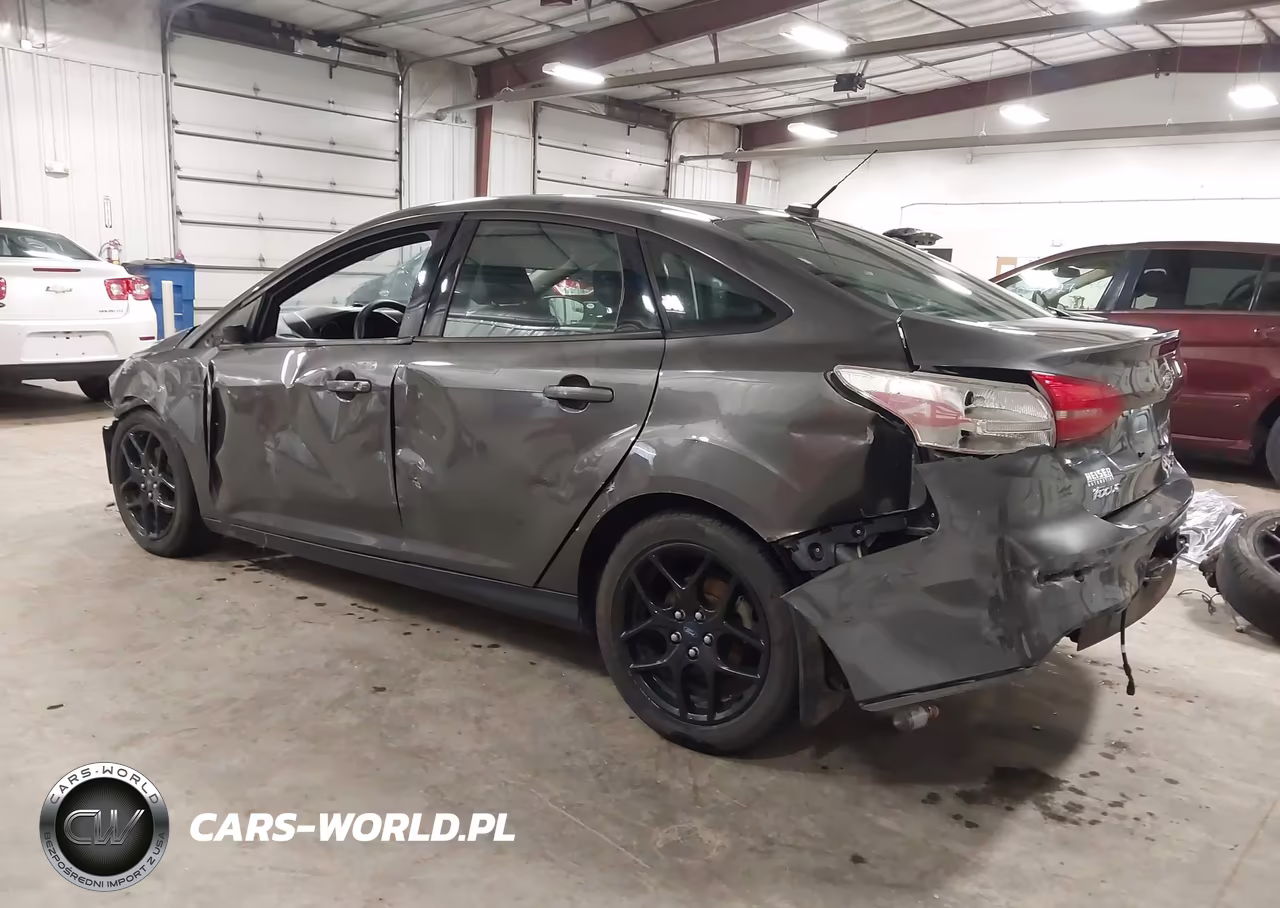2016 Ford Focus Se VIN:1FADP3F23GL261824 - 3