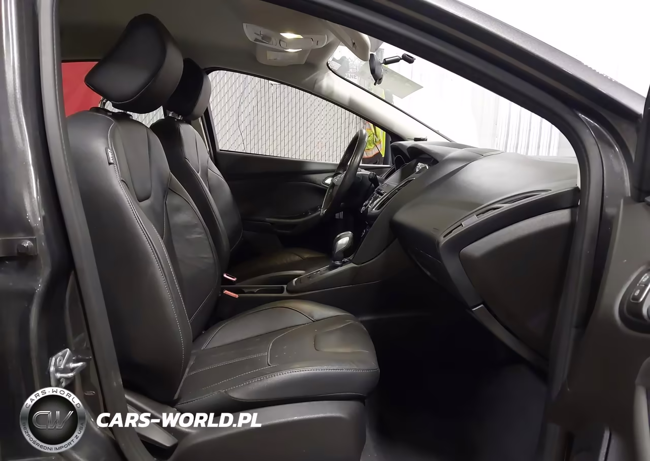 2016 Ford Focus Se VIN:1FADP3F23GL261824 - 5