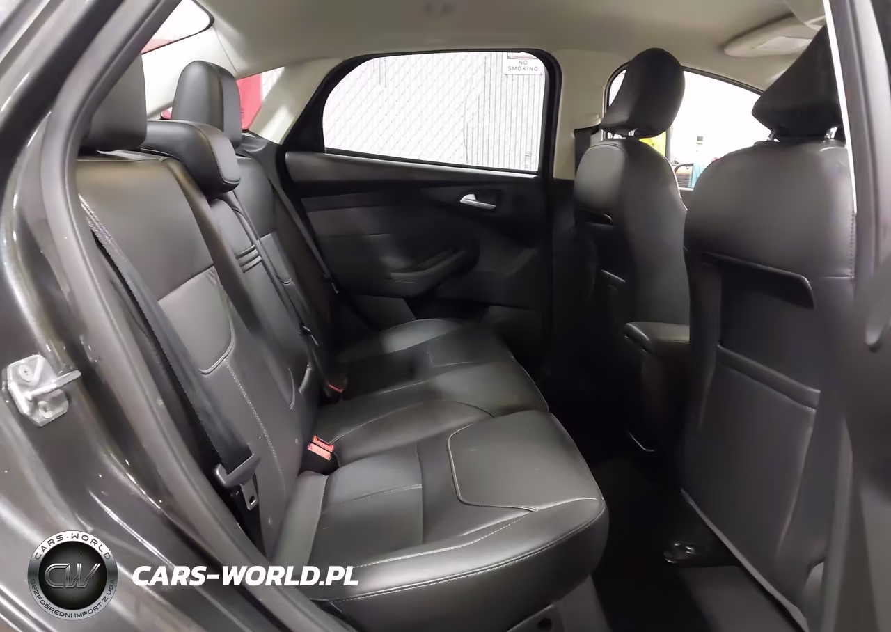 2016 Ford Focus Se VIN:1FADP3F23GL261824 - 8