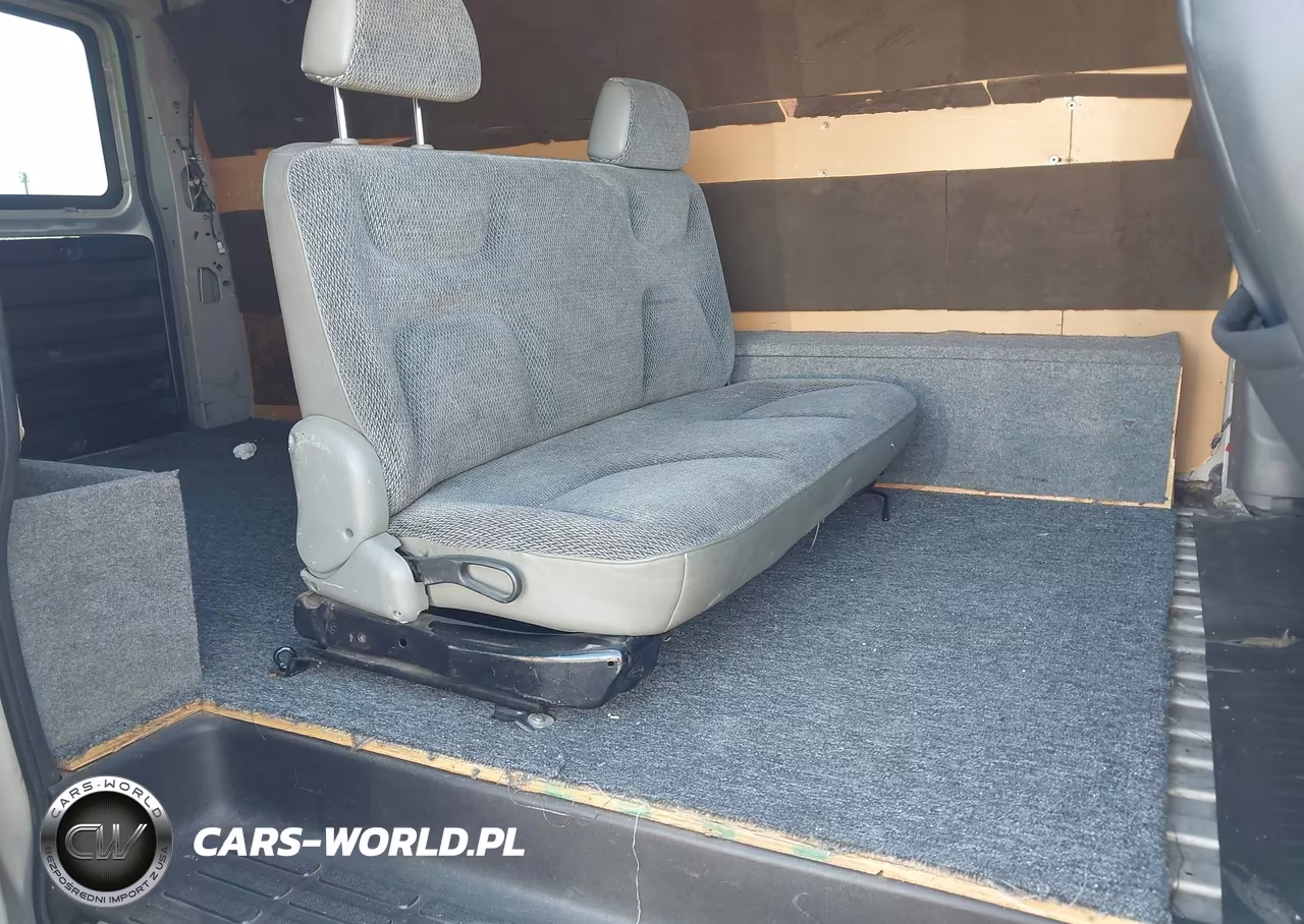 2005 Chevrolet Express VIN:1GCFG15T151211823 - 8