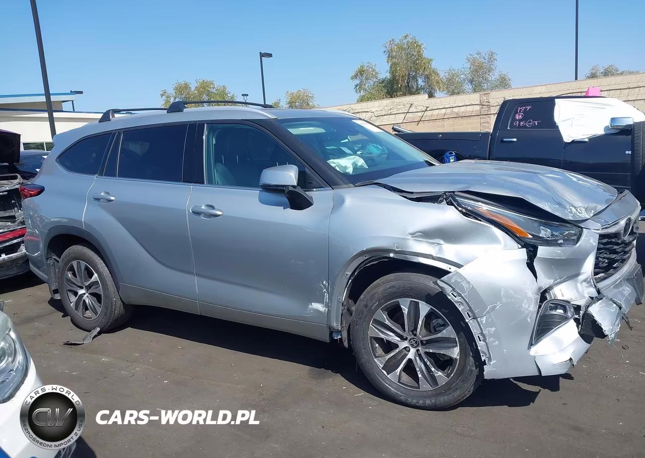 2022 Toyota Highlander Xle VIN:5TDHZRAH6NS100092 - 13