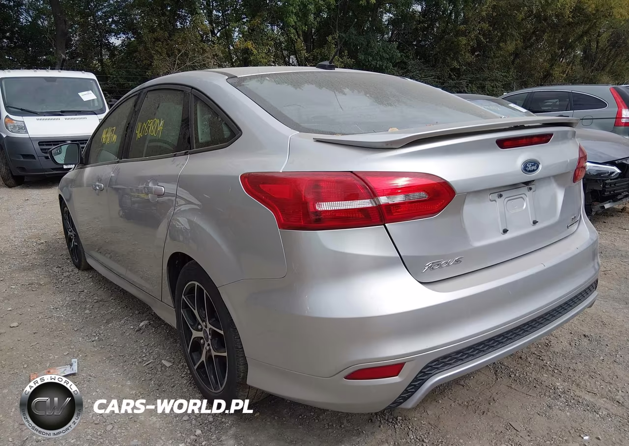 2015 Ford Focus Se VIN:1FADP3F27FL338841 - 3