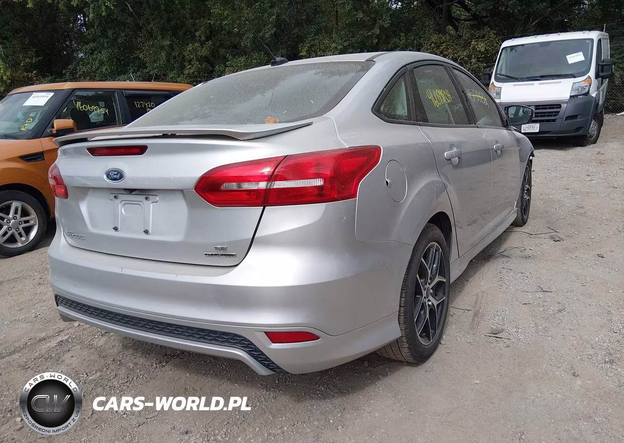 2015 Ford Focus Se VIN:1FADP3F27FL338841 - 4