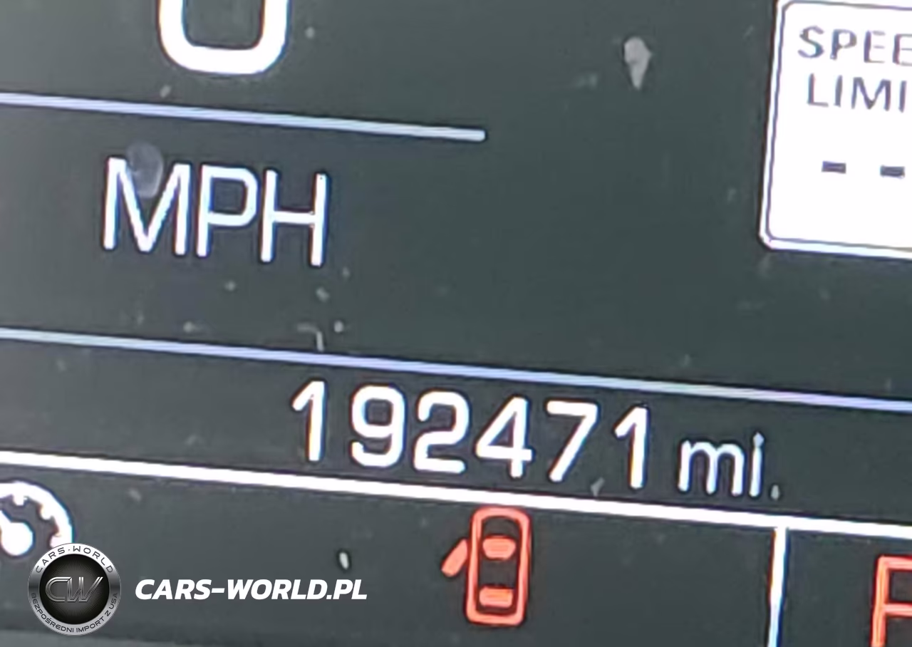 2018 Chevrolet Suburban Premier VIN:1GNSKJKC8JR391516 - 15