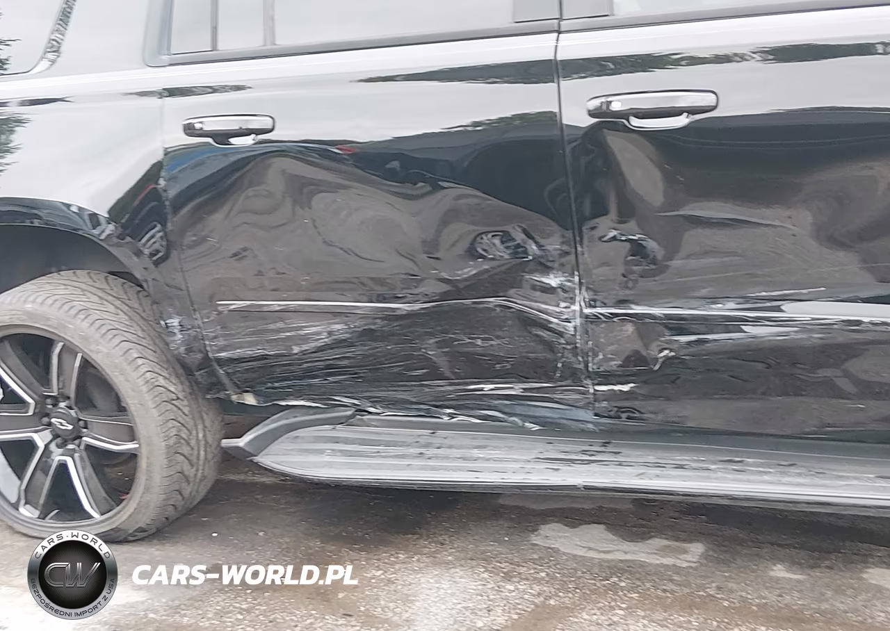 2018 Chevrolet Suburban Premier VIN:1GNSKJKC8JR391516 - 17