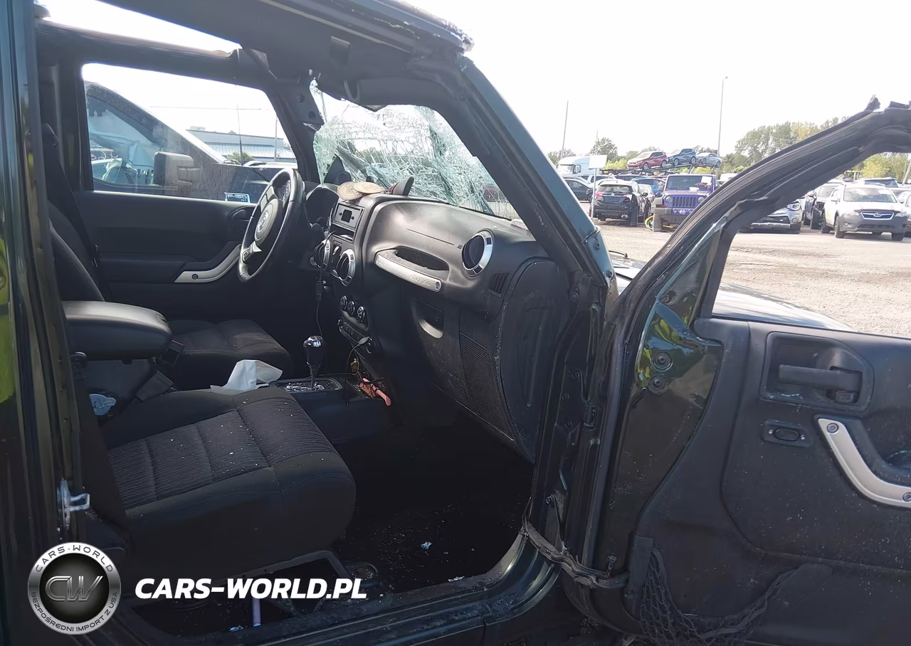 2012 Jeep Wrangler Unlimited Sahara VIN:1C4BJWEG0CL103890 - 5