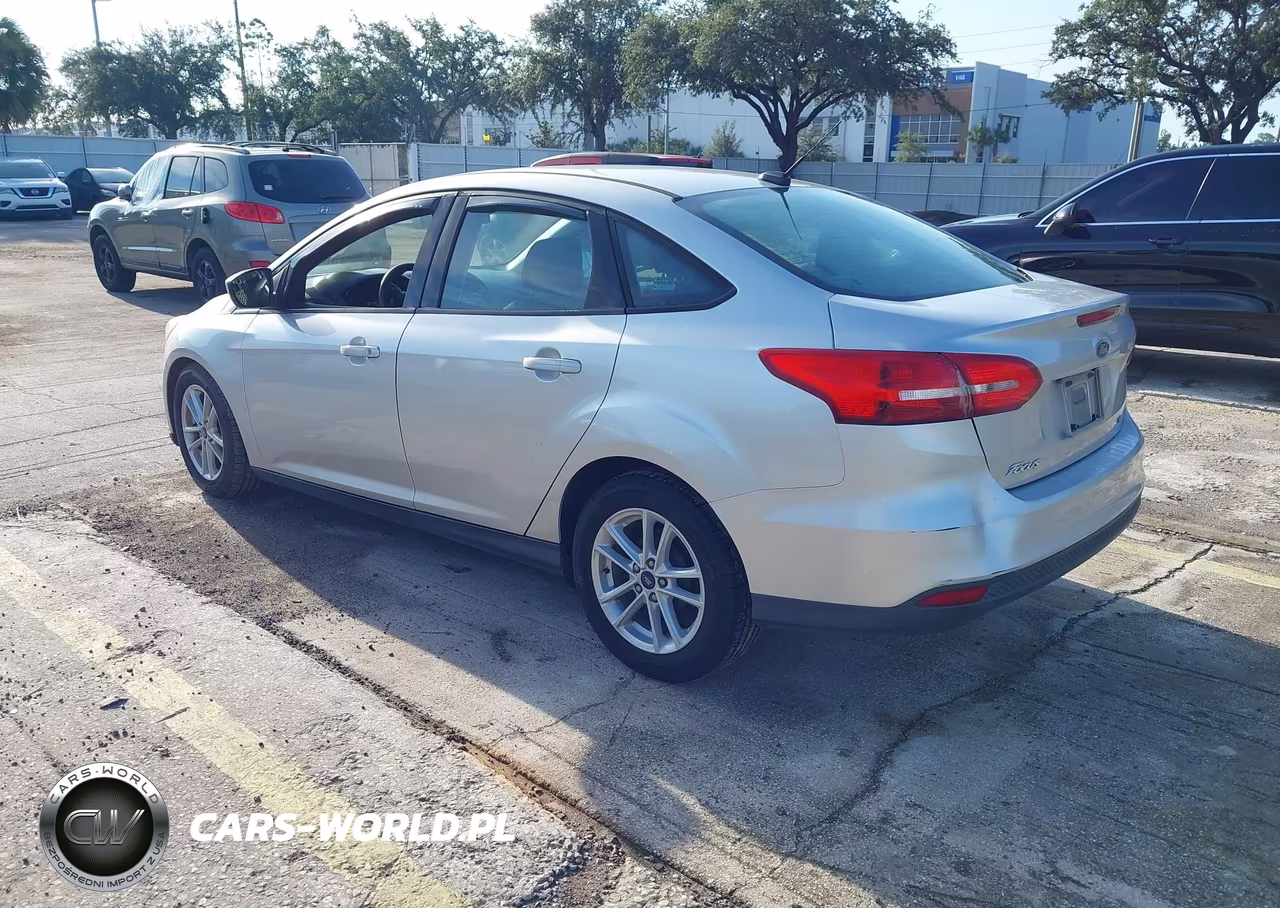 2018 Ford Focus Se VIN:1FADP3F29JL231640 - 3