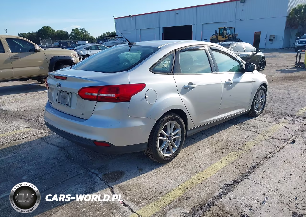 2018 Ford Focus Se VIN:1FADP3F29JL231640 - 4