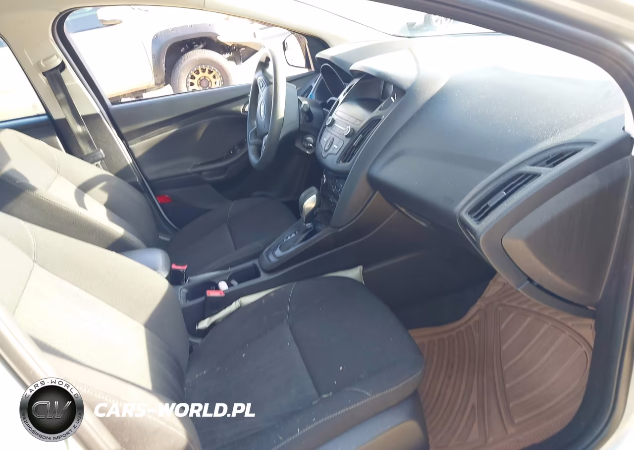 2018 Ford Focus Se VIN:1FADP3F29JL231640 - 5