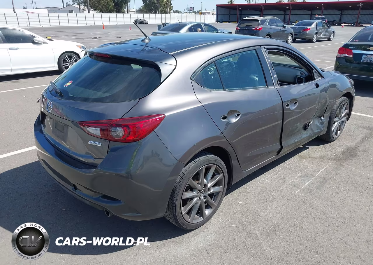 2018 Mazda Mazda3 Touring VIN:3MZBN1L36JM261389 - 4
