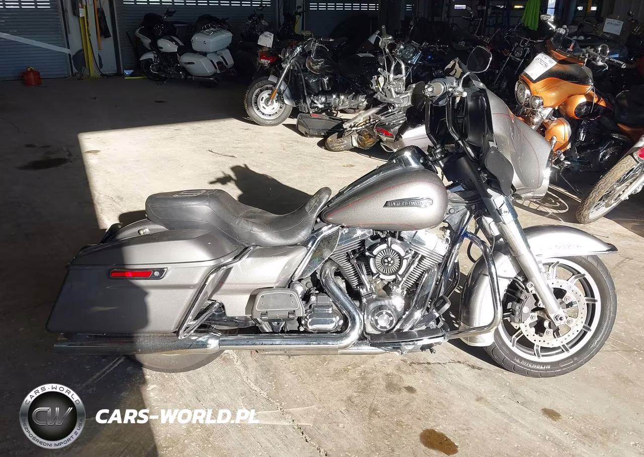 2016 Harley-Davidson Flhtcu Ultra Classic Electra Gld VIN:1HD1FCM12GB655510 - 11