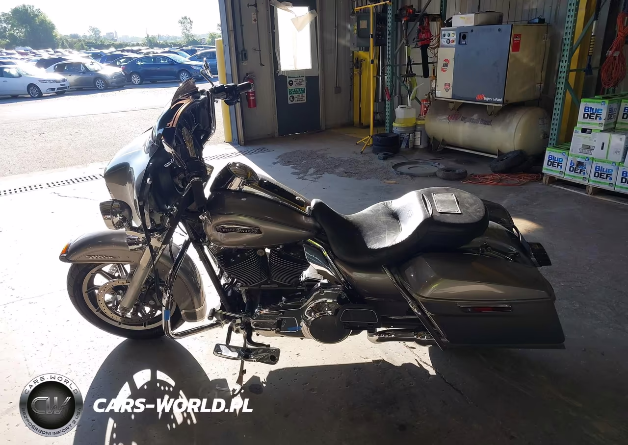 2016 Harley-Davidson Flhtcu Ultra Classic Electra Gld VIN:1HD1FCM12GB655510 - 12