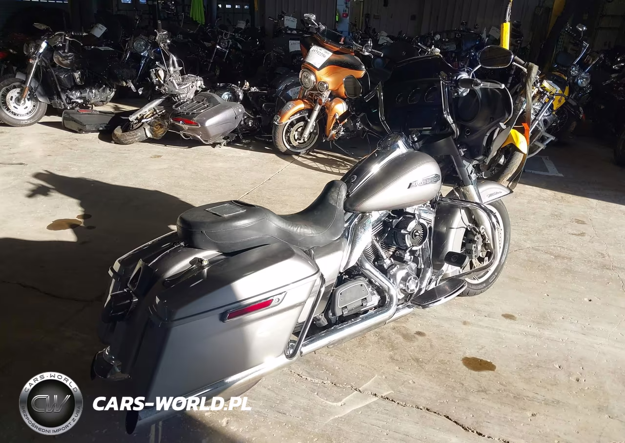 2016 Harley-Davidson Flhtcu Ultra Classic Electra Gld VIN:1HD1FCM12GB655510 - 4