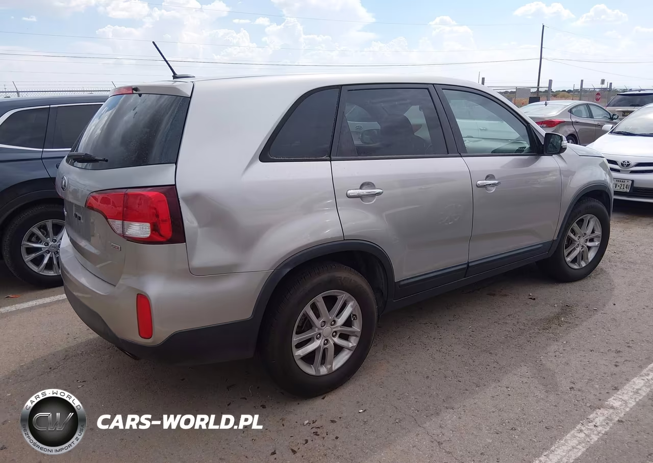 2015 Kia Sorento Lx VIN:5XYKT3A67FG631268 - 4