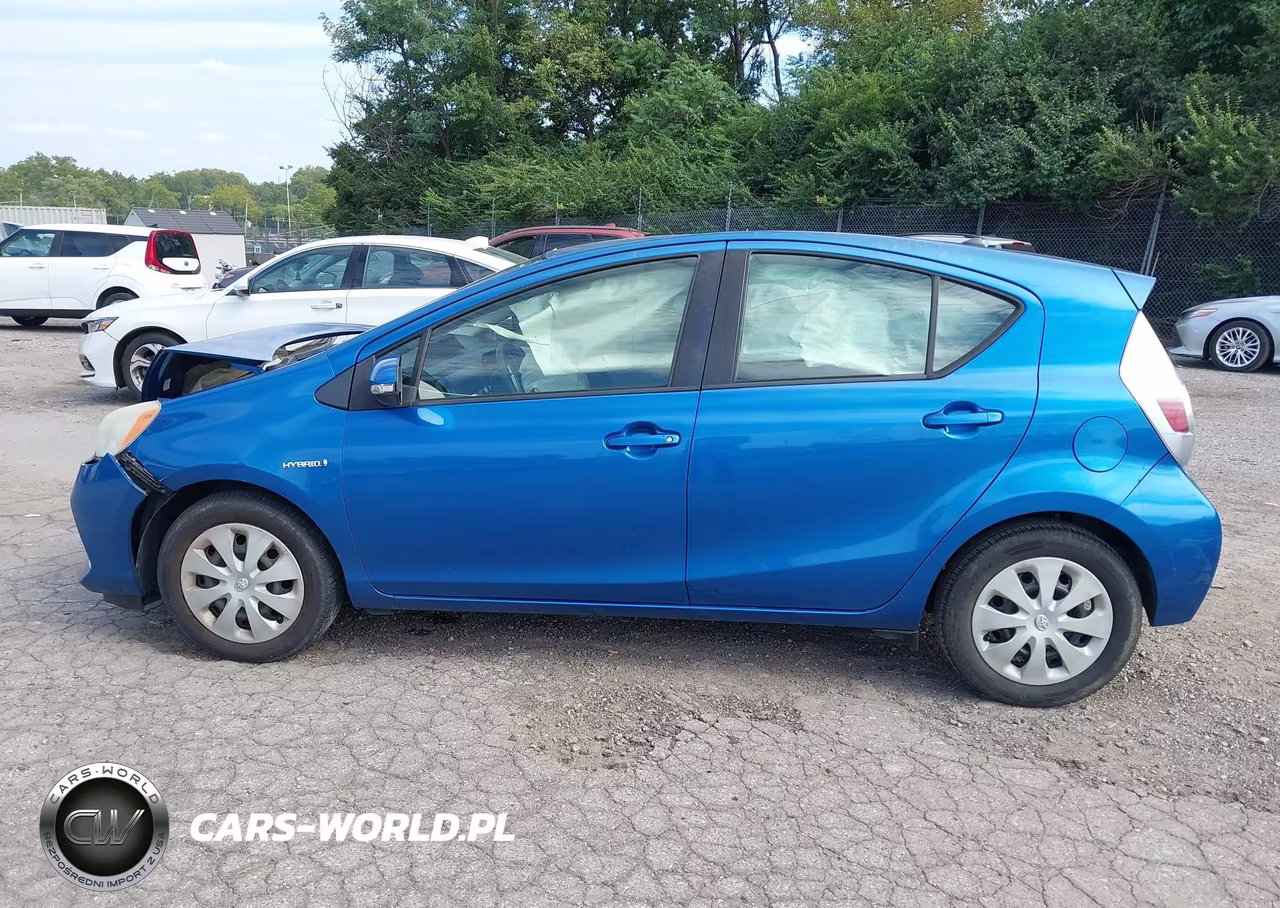 2013 Toyota Prius C Two VIN:JTDKDTB31D1557327 - 15