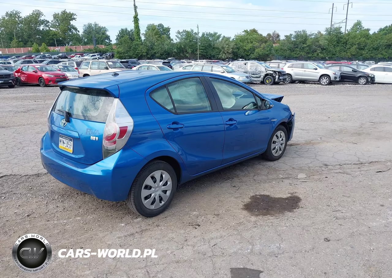 2013 Toyota Prius C Two VIN:JTDKDTB31D1557327 - 4