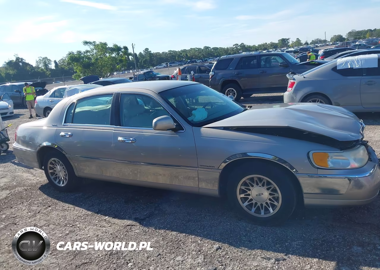 2000 Lincoln Town Car Signature VIN:1LNHM82W0YY790741 - 13