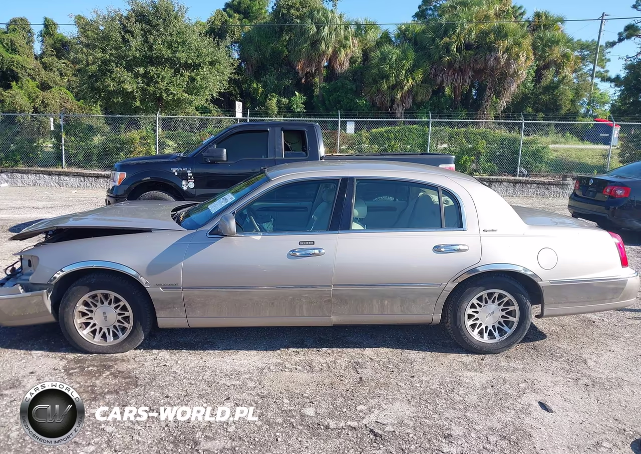 2000 Lincoln Town Car Signature VIN:1LNHM82W0YY790741 - 14