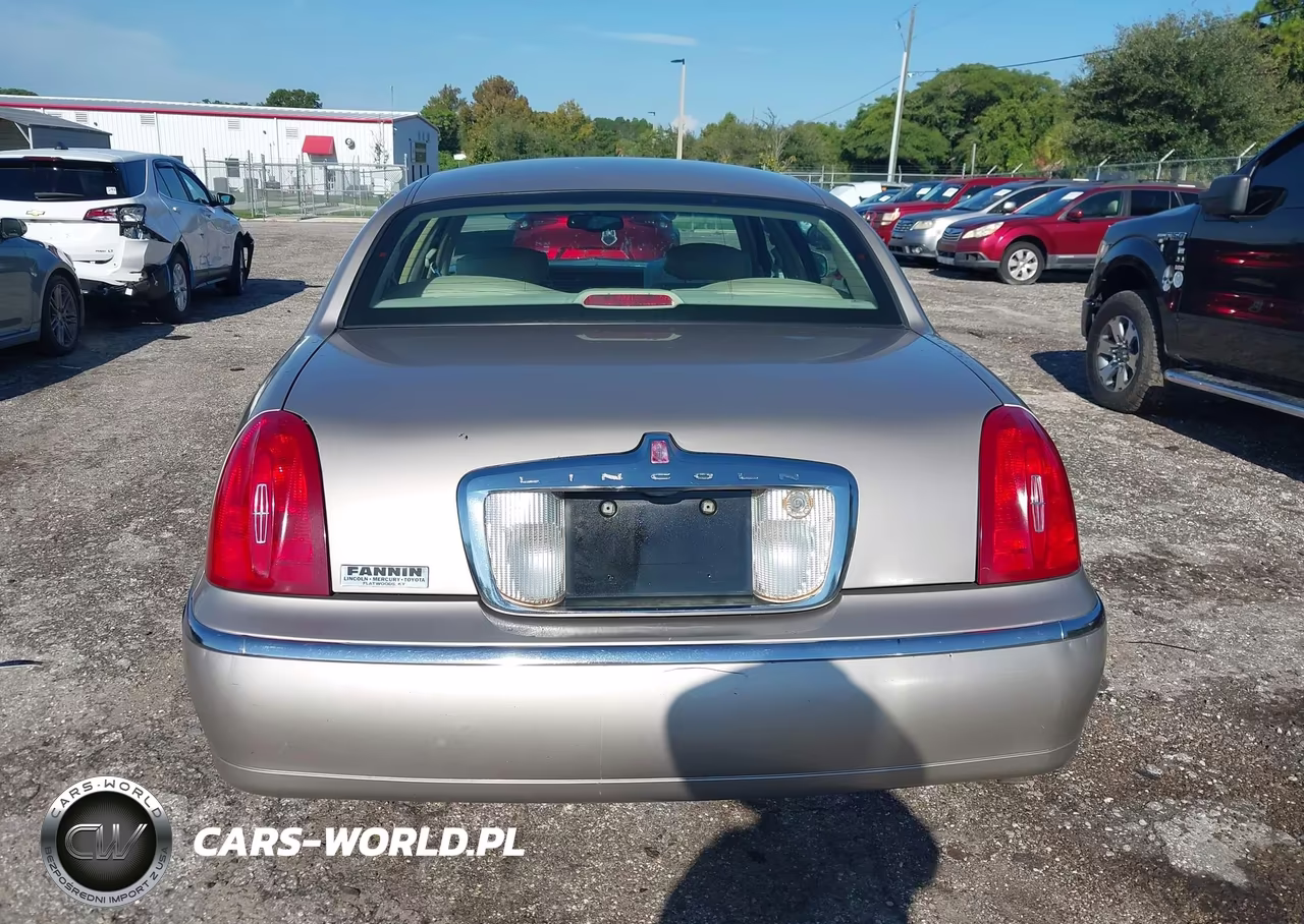 2000 Lincoln Town Car Signature VIN:1LNHM82W0YY790741 - 16