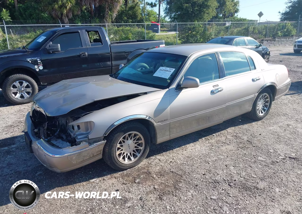 2000 Lincoln Town Car Signature VIN:1LNHM82W0YY790741 - 2