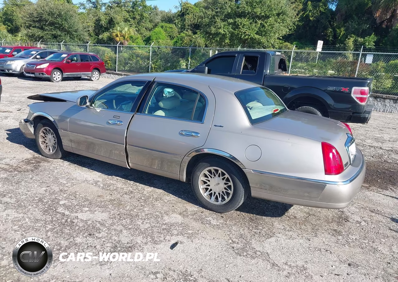 2000 Lincoln Town Car Signature VIN:1LNHM82W0YY790741 - 3