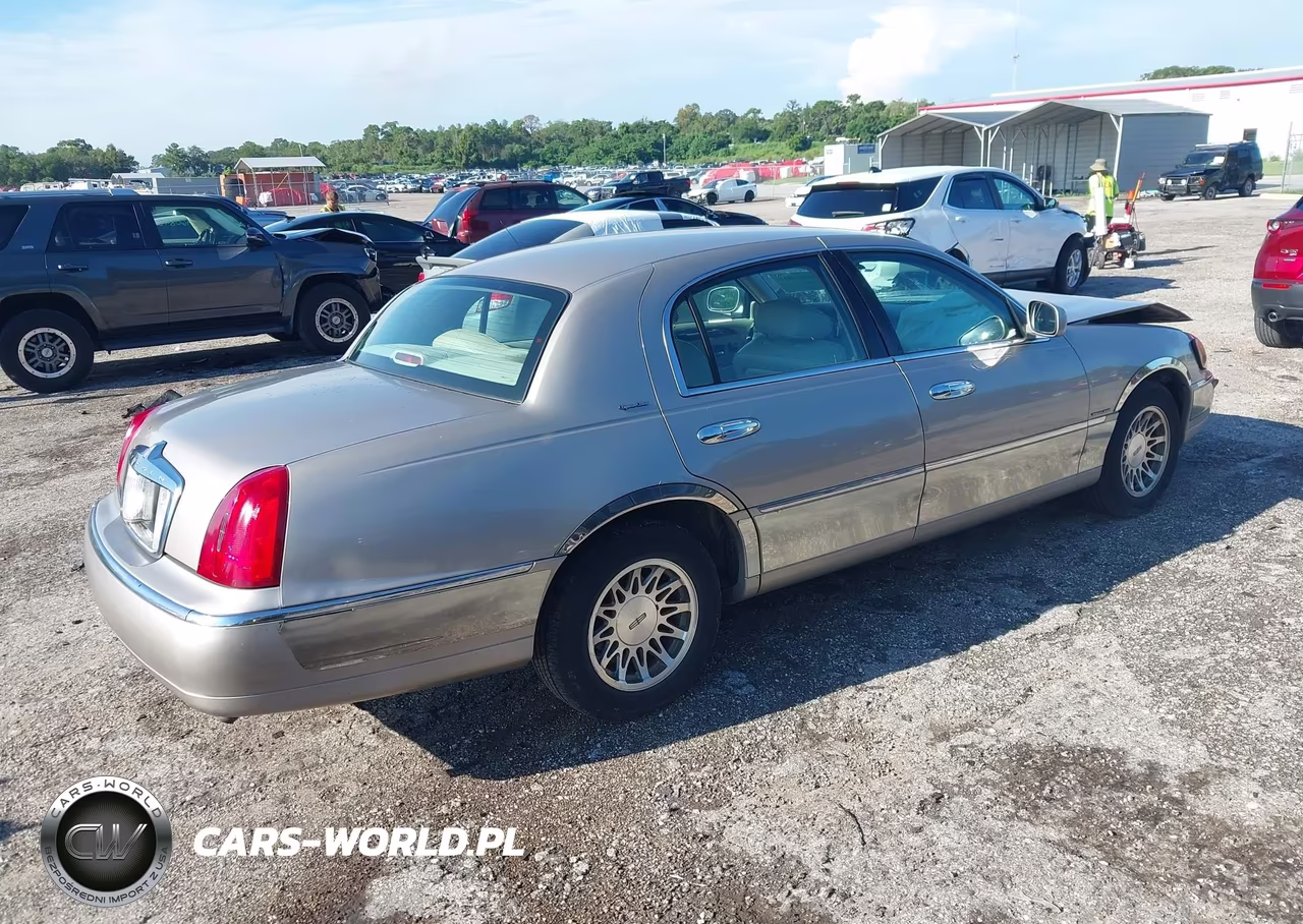 2000 Lincoln Town Car Signature VIN:1LNHM82W0YY790741 - 4